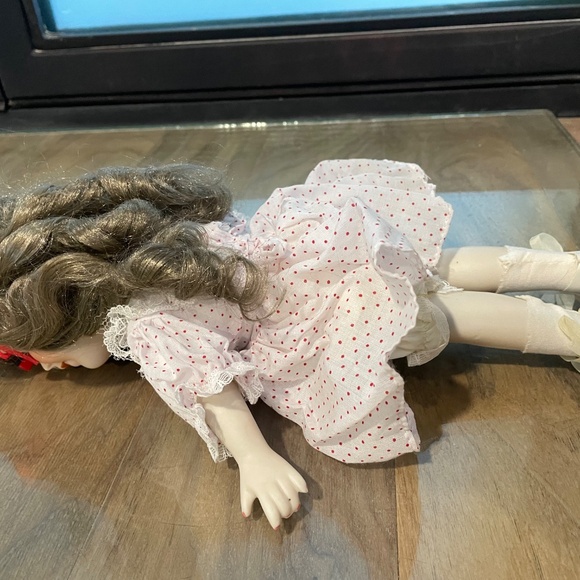 New (but vintage) Shirley Temple Porcelain Doll - Picture 9 of 10